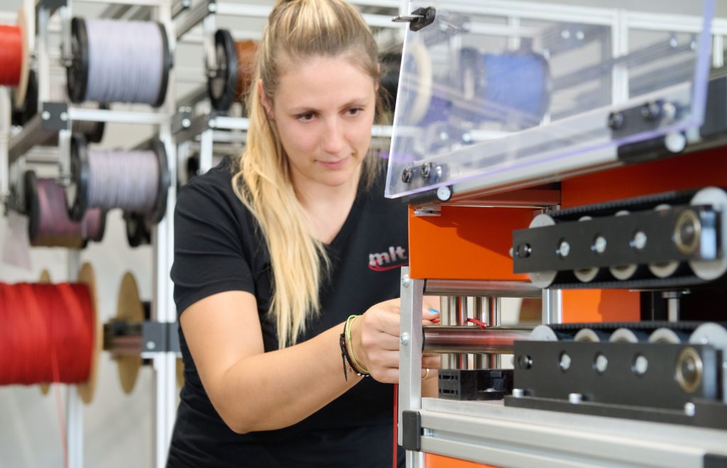 Kabelkonfektion: Präzise Kabelbearbeitung mit Steckverbindern und Crimpen.