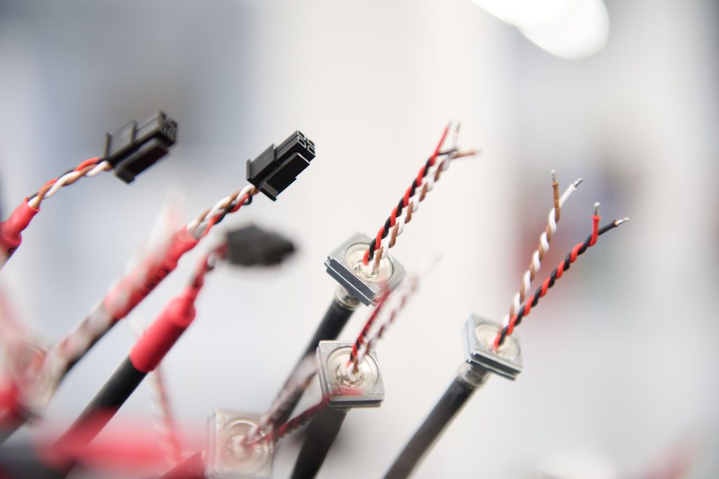 Kabelkonfektion: Präzise Kabelbearbeitung mit Steckverbindern und Crimpen.