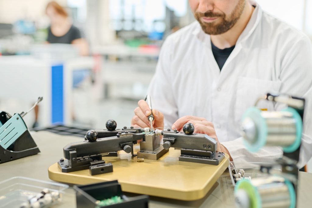 Löttechnik: Professionelle Elektronikfertigung mit Löten und Elektrotechnik.