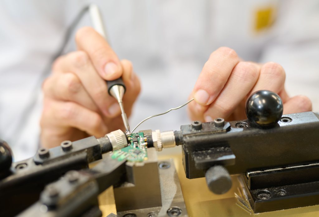 Löttechnik: Professionelle Elektronikfertigung mit Löten und Elektrotechnik.