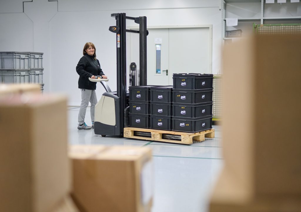 Just-in-time-Verpackung, Lieferkette, Wareneingang, Warenausgang, Ressourcen und Qualitätskontrolle mit 100%-Prüfung in der Logistik.